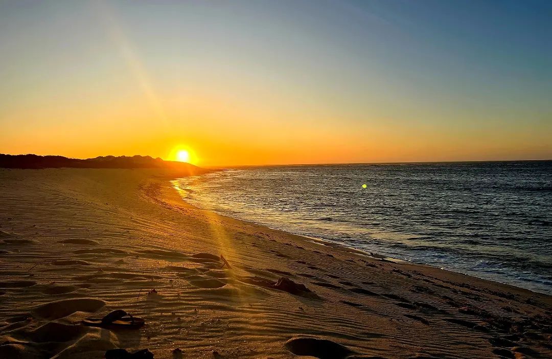 Sunset on a secluded beach, one of the highlights on a Perth to Exmouth small group tour, Western Australia